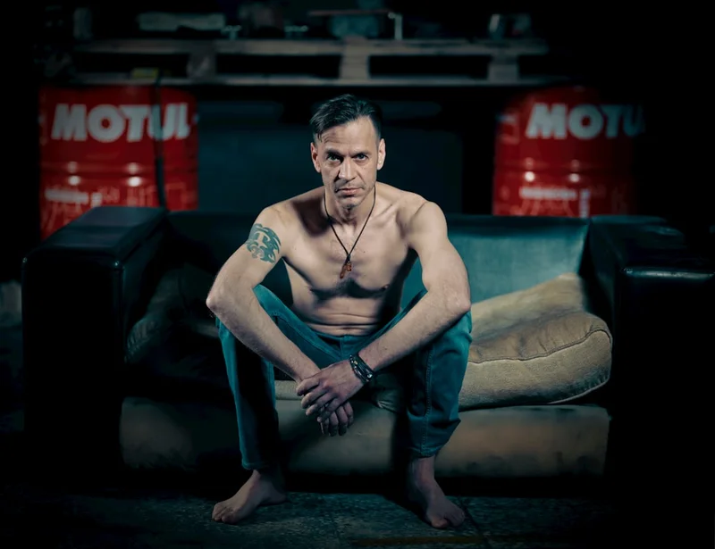 Szerelo munka kozben a muhelyben